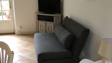 Smart-tv, boeken en een kantoor