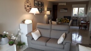 Älytelevisio, takka, videopelejä, kirjoja