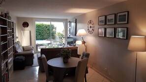 Älytelevisio, takka, videopelejä, kirjoja