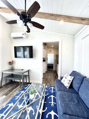Smart TV, books - The Dockside House - Pet friendly tiny home on the lake in Clermont (Clermont)