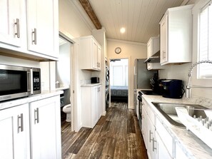 ثلاجة، ميكروويف، فرن، موقد طهي مسطح