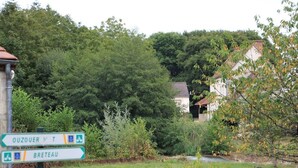 A signpost with directions to Ouzouer and Breteau.