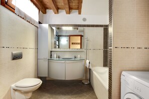 Ensemble baignoire-douche, séchoir à cheveux, bidet, serviettes fournies