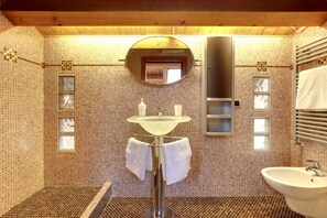 Chuveiro/banheira combinados, secador de cabelo, bidê, toalhas de banho