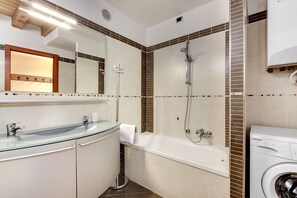 Combined shower/bathtub, hair dryer, bidet, towels