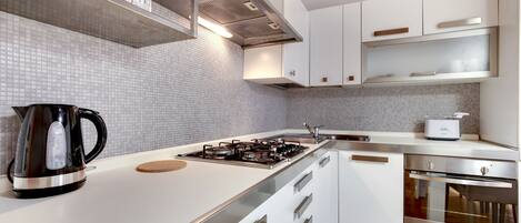 ميكروويف، فرن، موقد طهي مسطح، ماكينة لصنع القهوة/الشاي