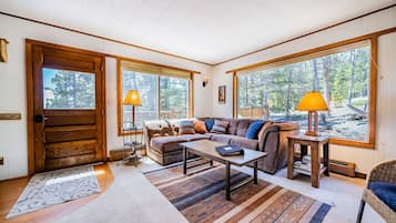 Fernseher, Kamin, DVD-Player, Bücher