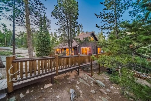 Secluded cabin on 10 acres. Brook, wildlife, views