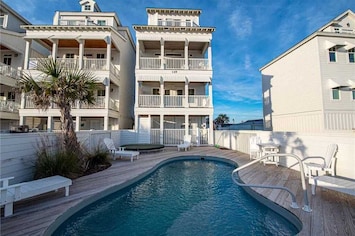 HEATED POOL AND HOT TUB OUTDOOR SHOWER RIGHT ON THE BEACH