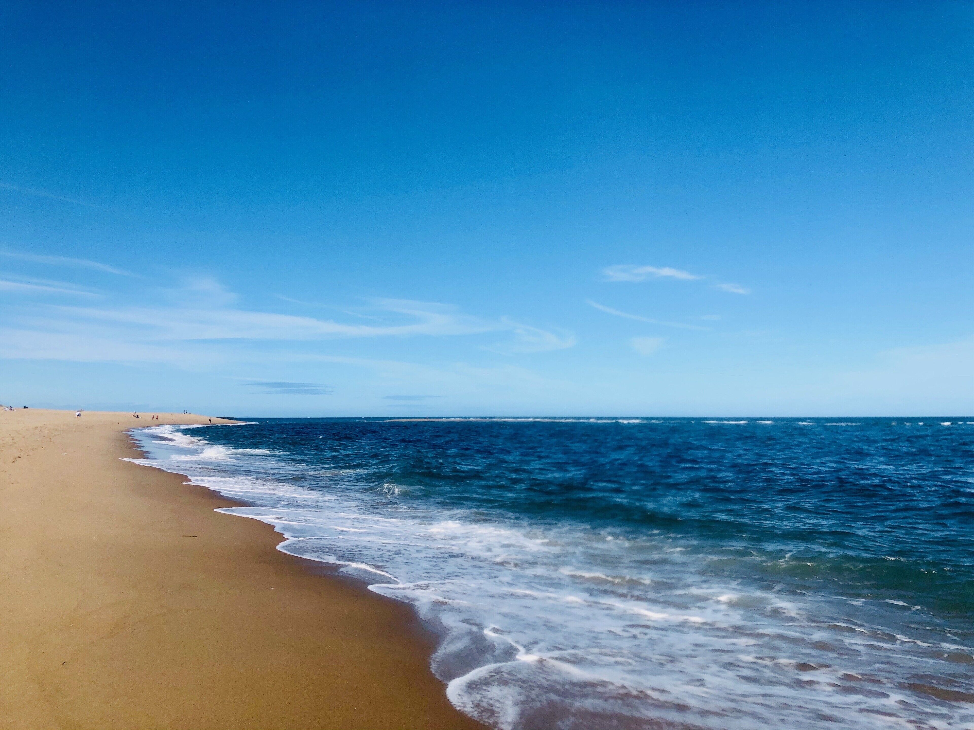 Sur la plage, chaise longue