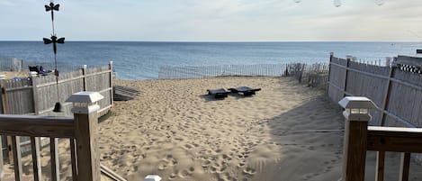 على الشاطئ، كراسي للتشمس