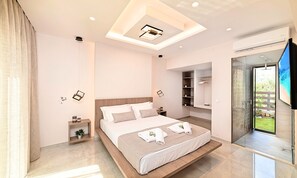 Una camera da letto moderna con velux, armadio a muro e porta in vetro che si apre su uno spazio esterno.