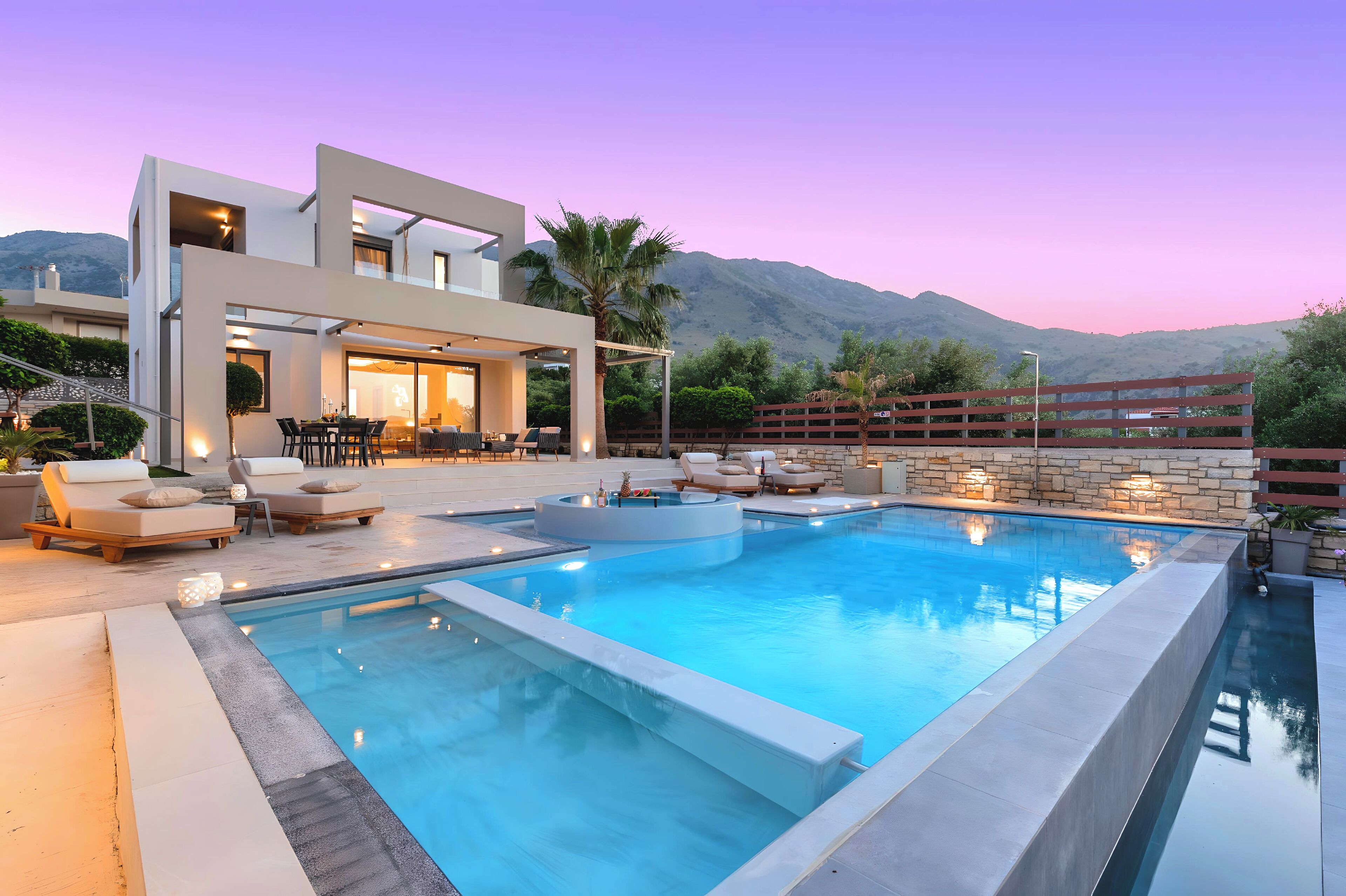 Utendørsbasseng og et oppvarmet basseng