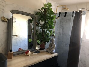 Dusche, Haartrockner, Handtücher, Seife