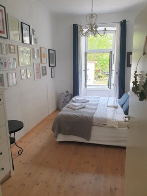 1 Schlafzimmer, Schreibtisch, Bügeleisen/Bügelbrett, Reisekinderbett