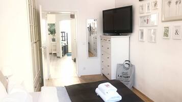 1 Schlafzimmer, Schreibtisch, Bügeleisen/Bügelbrett, Reisekinderbett