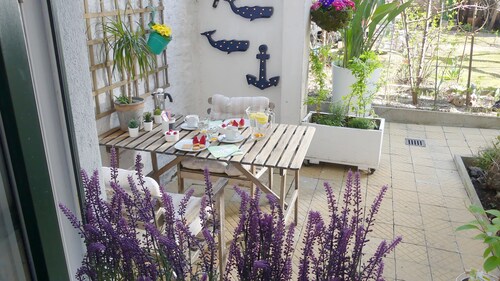 Apartment with garden + free parking lot -T1