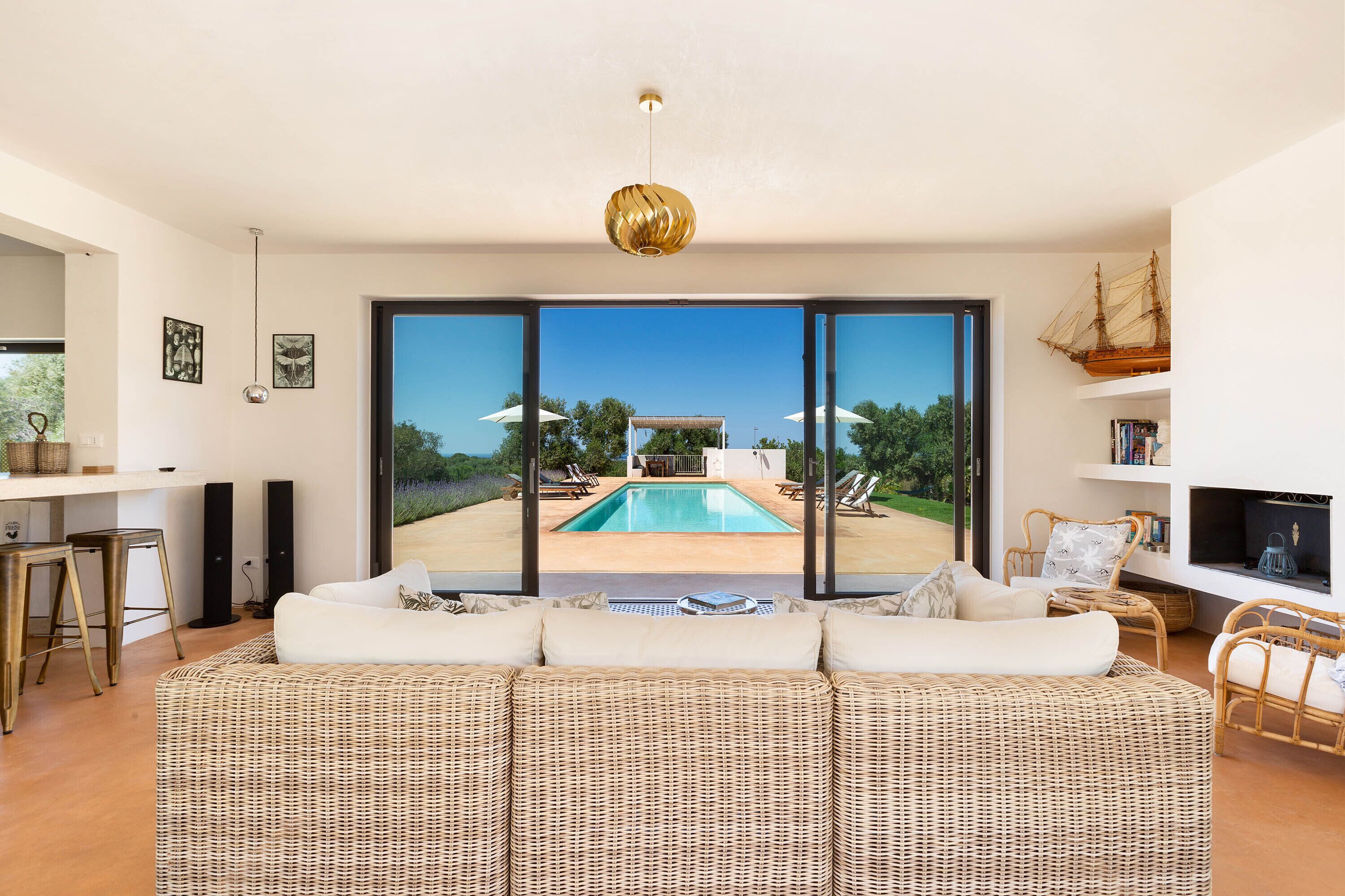 Fernseher, Kamin, Bücher, Stereoanlage