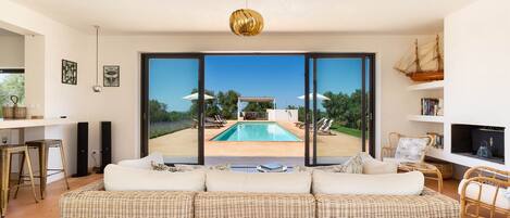 Fernseher, Kamin, Bücher, Stereoanlage