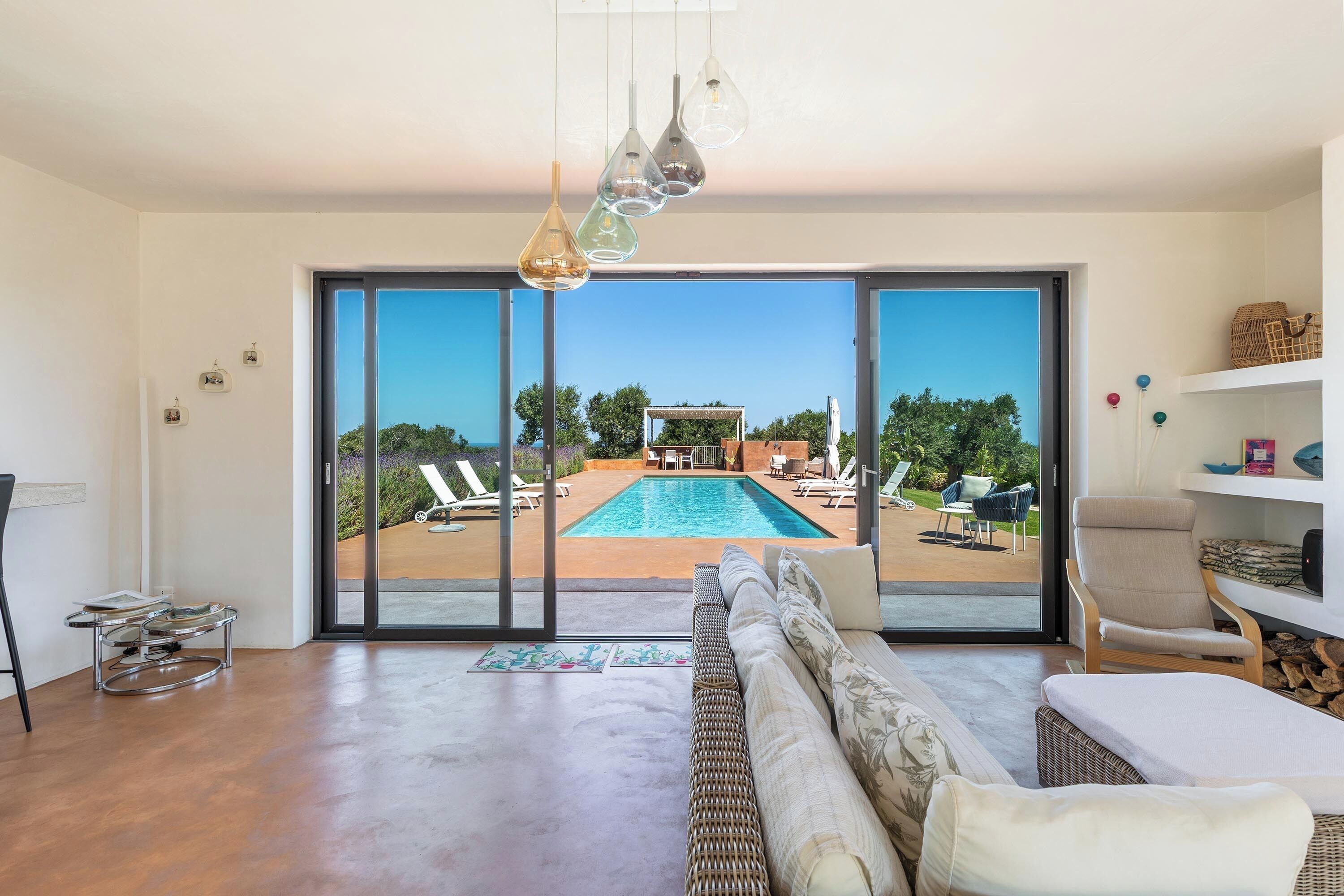 Tv, eldstad, böcker och en stereo