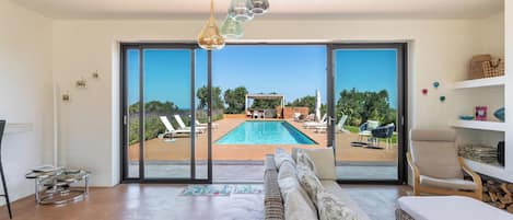 Tv, eldstad, böcker och en stereo