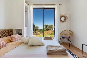 3 habitaciones, tabla de planchar con plancha, wifi y ropa de cama 