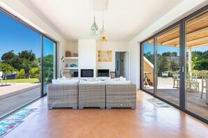 Televisión, chimenea, libros, estéreo