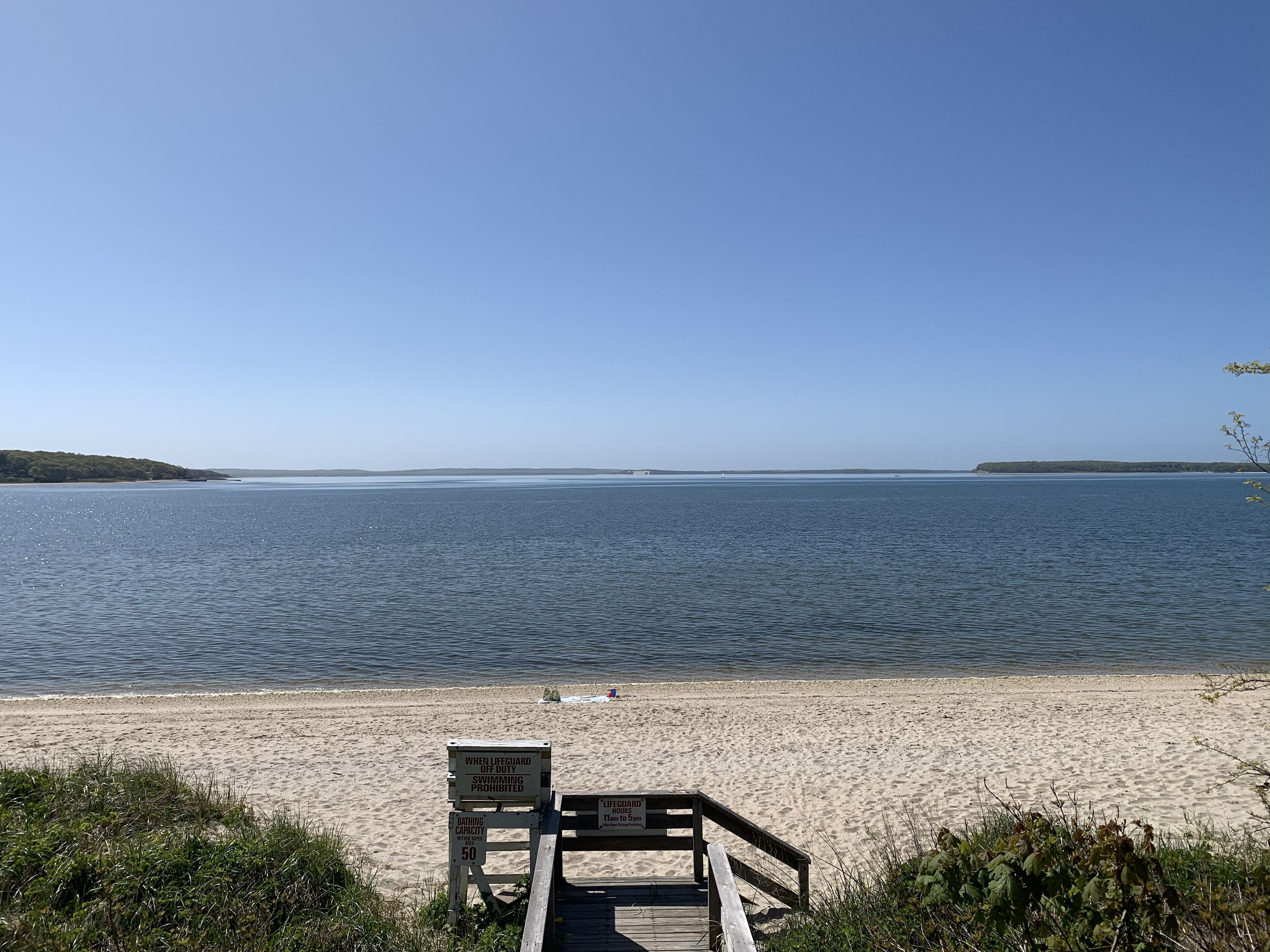 Chaises longues, serviettes de plage