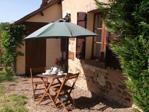 Outdoor dining - Chez Sidonie, in the land of Colette. (Treigny-Perreuse-Sainte-Colombe)