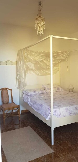 4 bedrooms, iron/ironing board, wheelchair access