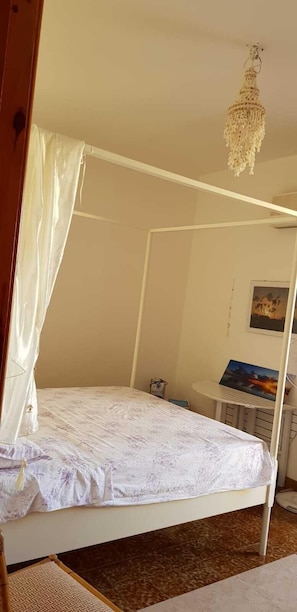4 habitaciones y tabla de planchar con plancha 