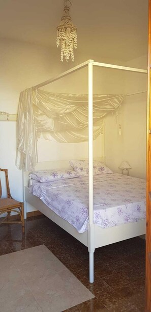 4 bedrooms, iron/ironing board, wheelchair access