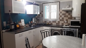 Een koelkast, een kookplaat, een koffiezetapparaat/waterkoker