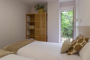 2 habitaciones, tabla de planchar con plancha y cuna de viaje