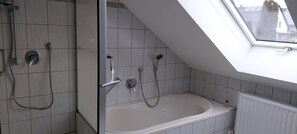 浴槽、ヘアドライヤー、タオル、石鹸