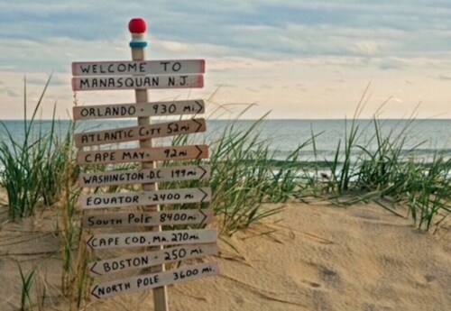 Romantic guest cottage 3 minute drive to beach and 1 blk to town!