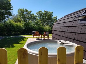 Outdoor spa tub - Whernside Glamping Pod - Ribblesdale Pods (Horton in Ribblesdale)
