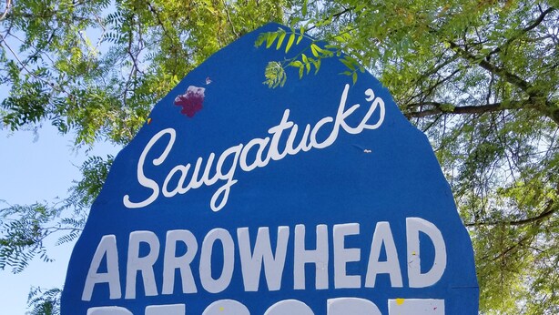 A sign for Saugatuck's Arrowhead Resort with the number 842. - Cozy Studio Condo, short walk to Downtown Saugatuck, courtyard water view (Saugatuck)