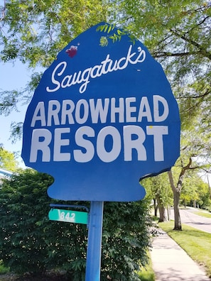 A sign for Saugatuck's Arrowhead Resort with the number 842.