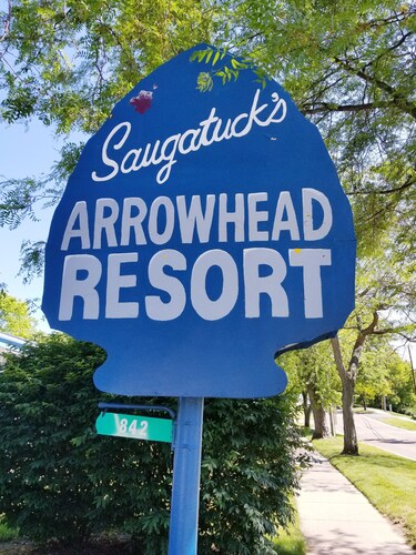 Cozy Studio Condo, short walk to Downtown Saugatuck, courtyard water view