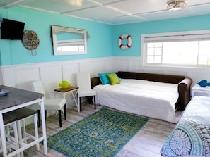 Iron/ironing board, WiFi, bed sheets - Cozy Studio Condo, short walk to Downtown Saugatuck, courtyard water view (Saugatuck)