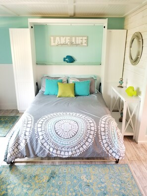 Iron/ironing board, WiFi, bed sheets - Cozy Studio Condo, short walk to Downtown Saugatuck, courtyard water view (Saugatuck)
