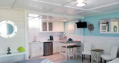 Cozy Studio Condo, short walk to Downtown Saugatuck, courtyard water view