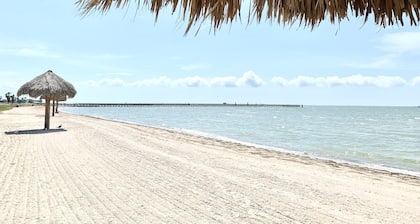 The Sand Piper-Pier, Pool, Bay View & Boat Launch