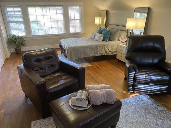 4 bedrooms, desk, free WiFi, bed sheets