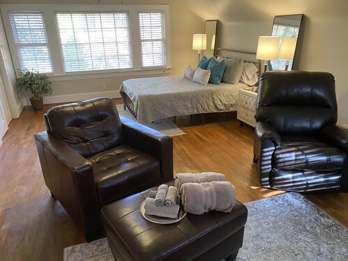 Greenville Classic House. 4 bdrm, 3 bath. Walk to Ecu sporting events. Dogs ok