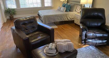 Greenville Classic House. 4 bdrm, 3 bath. Walk to Ecu sporting events. Dogs ok