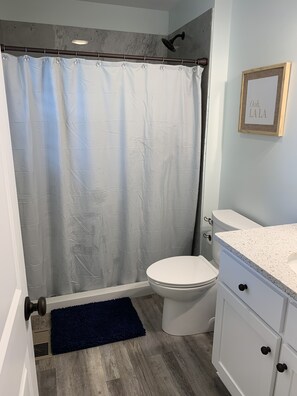 Bathroom - NEW 2024 in ground pool!!
House near Emerald Isle (Cape Carteret)