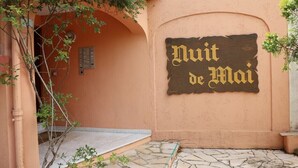 A rustic building with a sign that reads "Nuit de Mai" on the wall. - Seaside apartment (Saint-Aygulf)