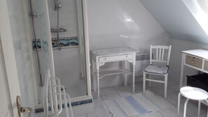 A small, white room with a shower, a desk, and a chair. - HOLIDAY HOUSE WITH STUNNING SEA VIEWS (Locquirec)